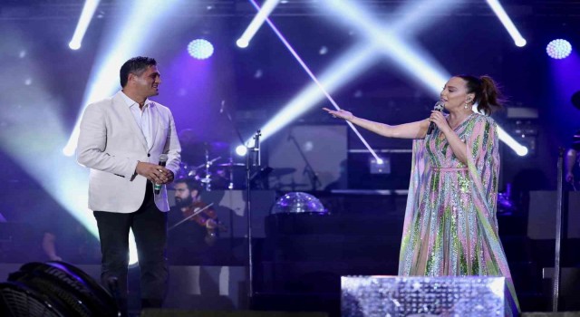 Ebru Gündeşten Aliağada 50 bin kişilik dev konser