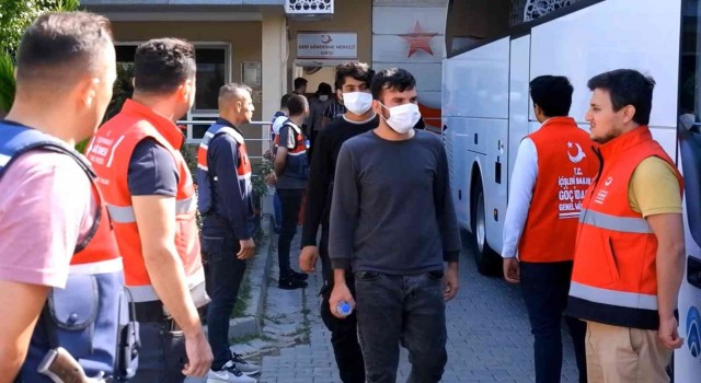 Edirnede 110 yabancı uyruklu göçmen sınır dışı edilmek üzere İstanbula gönderildi