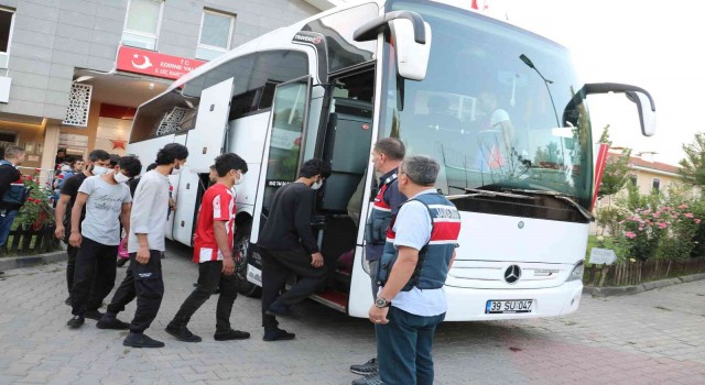 Edirnede 227 Afgan göçmen sınır dışı edilmek üzere İstanbula gönderildi