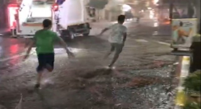 Edirnede aniden bastıran yağmur hayatı felç etti