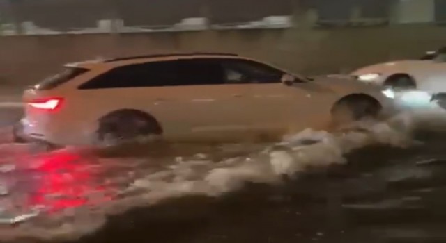 Edirnede şiddetli yağmur, yollar nehir oldu aktı