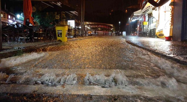 Edirneyi yaz ortasında sel vurdu: Ev ve iş yerlerini su bastı, yollar göle döndü