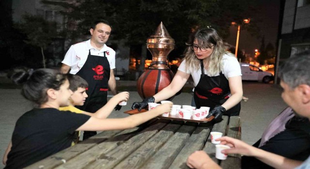 Efeler halkı Başkan Atayın ikramıyla serinledi