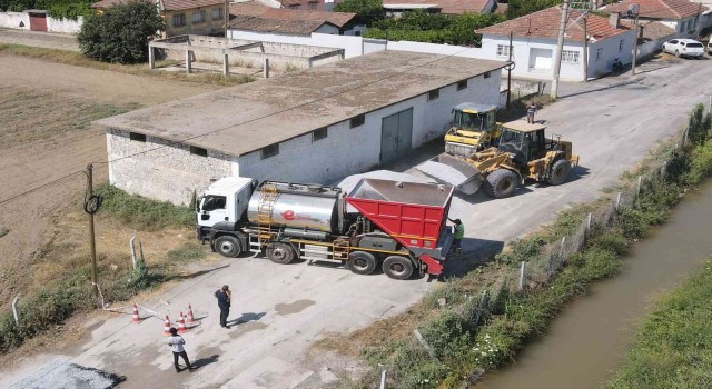 Efelerde 15 yıllık yol sorunu asfalt aracıyla sona erdi