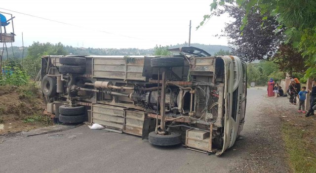 El freni çekilmeyen midibüs devrildi: 3 yaralı