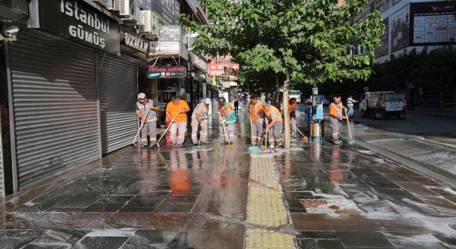 Elazığ Belediyesi kent genelinde temizlik çalışmalarını sürdürüyor