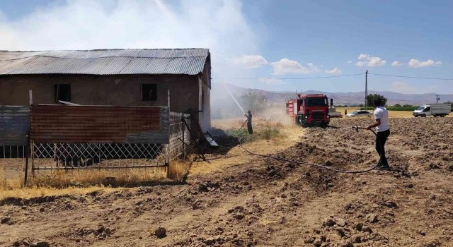 Elazığda ahır yangını: 18 büyükbaş kurtarıldı, 30 ton saman yandı