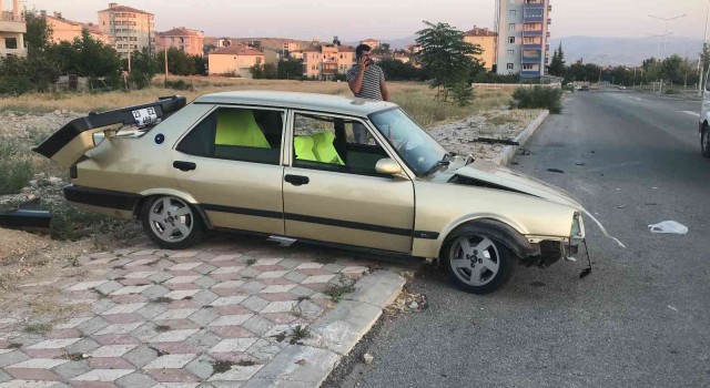 Elazığda ehliyetsiz sürücü kaza yaptı: 3 yaralı