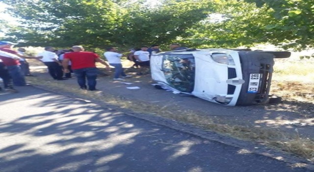 Elazığda hafif ticari araç devrildi: 2 yaralı