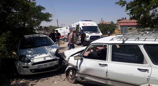 Elazığda iki otomobil kafa kafaya çarpıştı: 4 yaralı