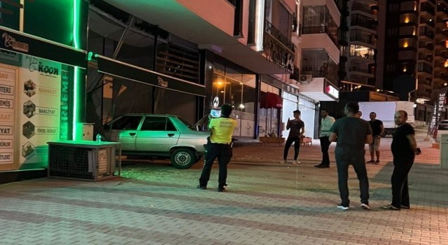 Elazığda kontrolden çıkan araç iş yerine girdi
