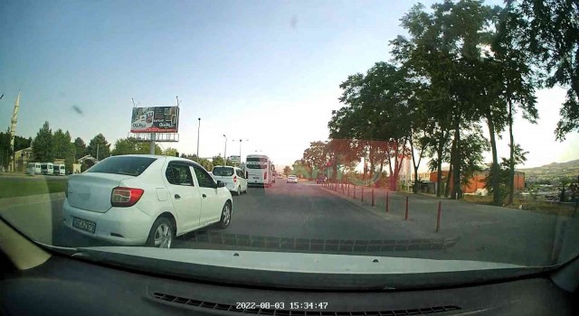 Elazığda makas atarak ilerledi, trafiği tehlikeye soktu