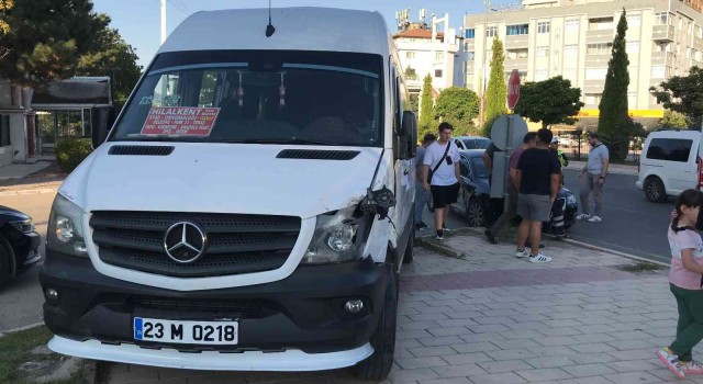 Elazığda minibüs ile otomobil çarpıştı: 2 yaralı
