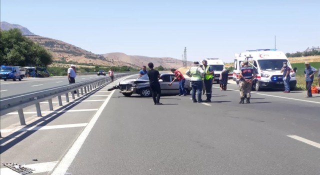 Elazığda otomobil bariyerlere çarptı: 3 yaralı