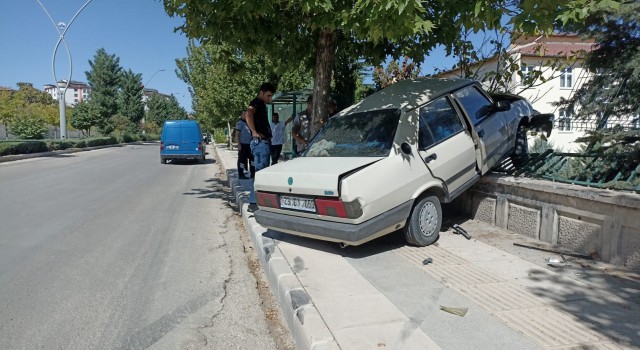 Elazığda otomobil duvara çarptı: 1 yaralı