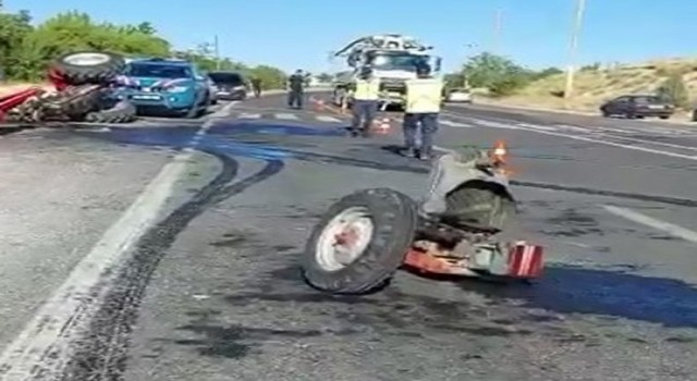 Elazığda otomobil ile çarpışan traktör ikiye bölündü: 2 yaralı