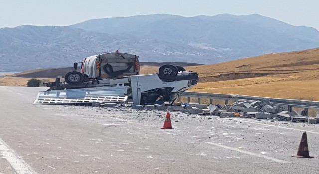 Elazığda pikap ile otomobil çarpıştı: 3 yaralı