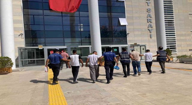 Elazığda suç makinesi 4 zanlı, çaldıkları malzemelerle yakalandı