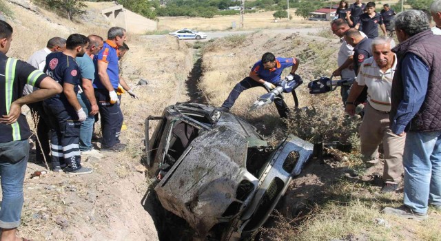 Elazığda trafik kazası: Ekipler sıkışan yaralı için seferber oldu
