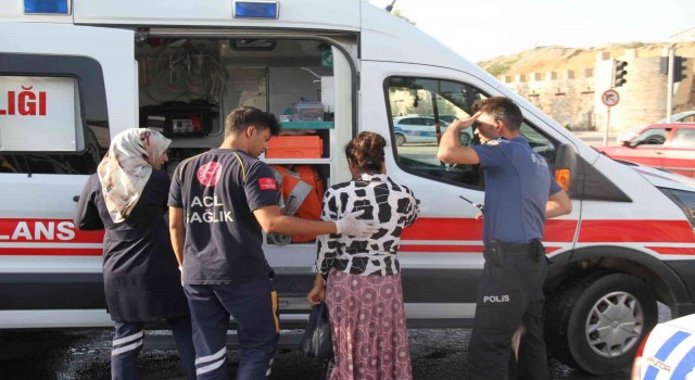 Elazığda yolcu minibüsü ile otomobil çarpıştı: 8 yaralı