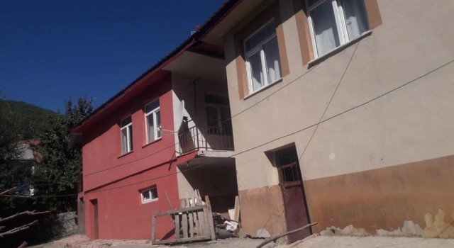 Elazığdaki depremde bazı binalarda çatlaklar oluştu