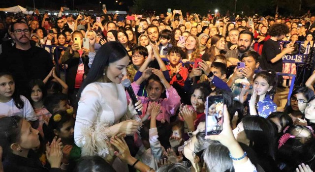 Elif Buse Doğan, Çameli festivalinde Samsak Döveci şarkısını çocuklarla söyledi