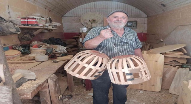 Emekli oldu 12 yıldır kuş kafesi yapıyor
