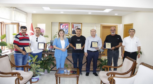 Emekliye ayrılan personellere plaket takdim edildi