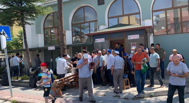 Emet Belediyesi 6 bin kişilik aşure dağıttı