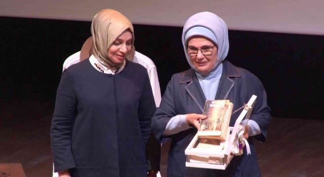 Emine Erdoğan: “İslamofobinin ve milli değerleri hedef alan küresel ideolojilerin karşısında duracak olan, sizlersiniz”
