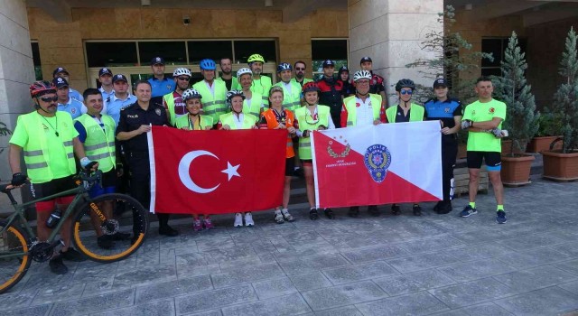 Emniyet Müdürü Gezerden Dumlupınara giden bisikletçilere jest