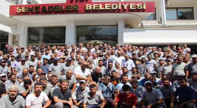 En yüksek zammı alan işçilerden başkan Çelike davul zurnalı teşekkür
