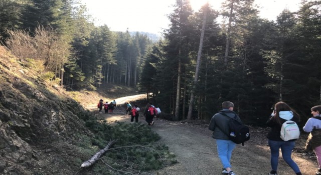 Engelli bireyler farkındalık için çevreyi temizledi