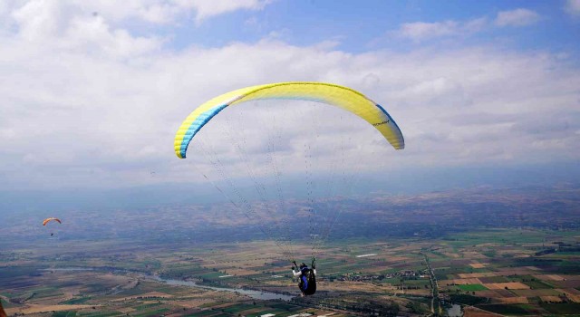 Erbaada yamaç paraşütü yarışları renkli görüntülere sahne oldu
