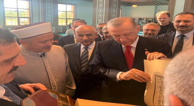 Erdoğan, açılışını yaptığı Kütahya Mehmetçik Camiine Kuran-ı Kerim hediye etti