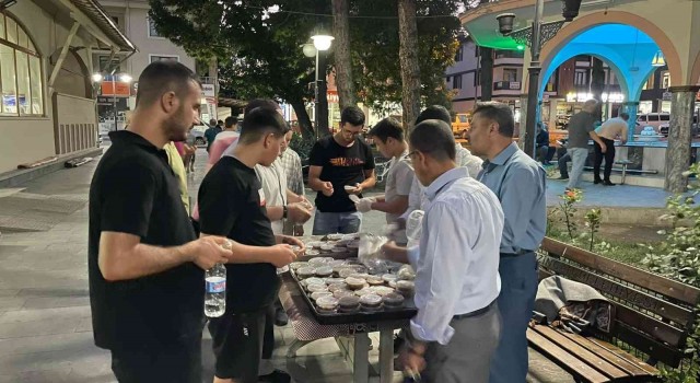 Erzincanda Kerbela şehitleri anılarak aşure dağıtıldı