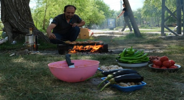 Erzincanda sıcaktan bunalan vatandaşlar Ekşisuya akın ediyor