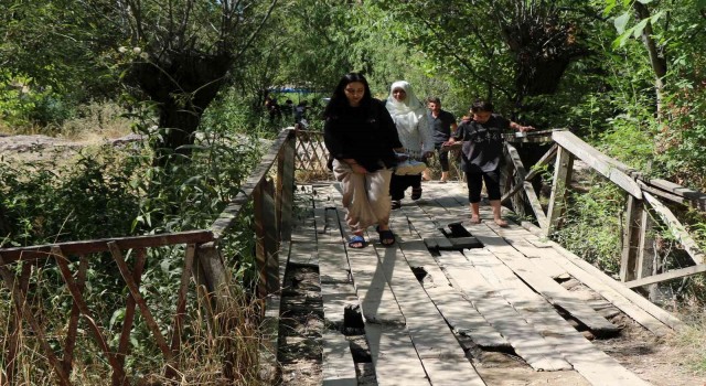 Erzincanda turistlerin en uğrak yeri Girlevik Şelalesinin yolu ve kırık dökük tahta köprüleri tepki topluyor