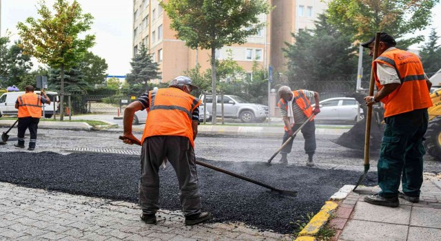 Esenyurtta asfalt çalışmaları gece gündüz sürüyor