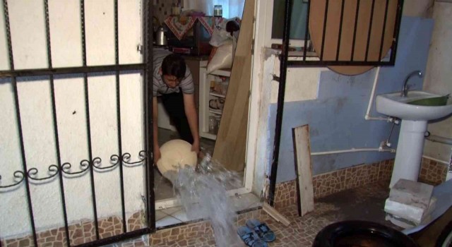 Esenyurtta derenin taşmasıyla boşaltılan evleri su bastı