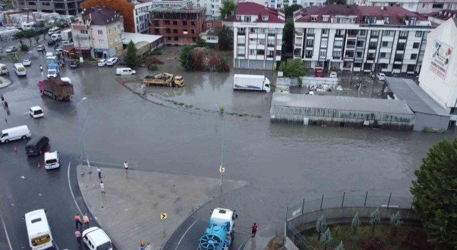 Esenyurtta etkili olan sağanak hayatı felç etti