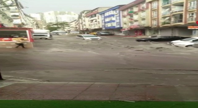 Esenyurtta etkili olan sağanak yağış rögarları patlattı: Caddeler sular altında kaldı