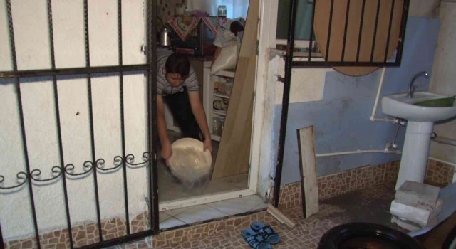 Esenyurtta evleri ve iş yerlerini su bastı