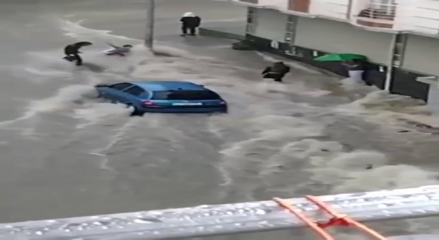 Esenyurtta sulara kapılan bir çocuk son anda kurtarıldı