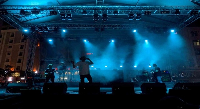 Esenyurtta ünlü rapçi Ceza rüzgarı