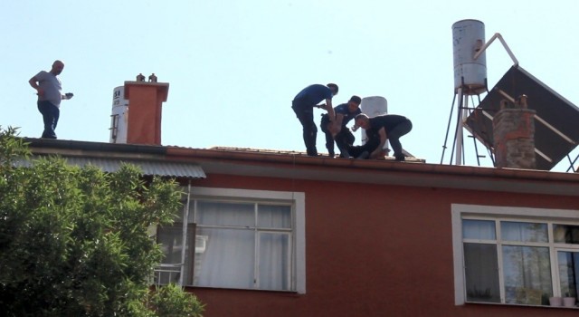 Eşi evi terk etti diye çatıya çıkan kişi, fenalaşınca indirildi