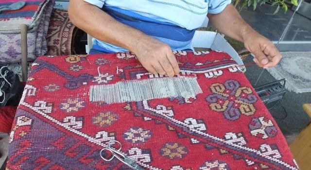 Eski halı ve kilim tamiri ile geçimini sağlıyor