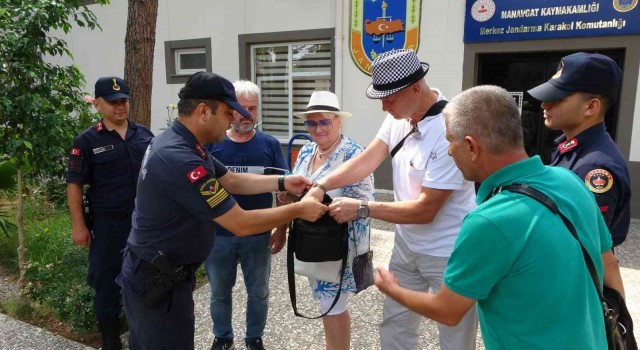 Eski milli voleybolcu Rus çifte, fırının önünde unuttukları para ve evrak dolu çanta teslim edildi