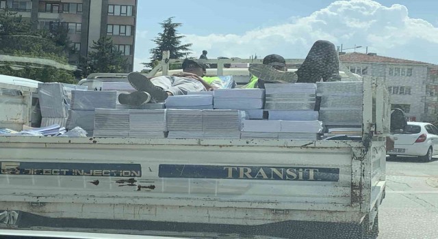 Eskişehirde kamyonet kasasında yatarak yolculuk yaptılar