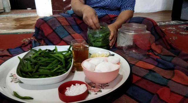 Eskişehirde taze fasulye turşuları kurulmaya başladı